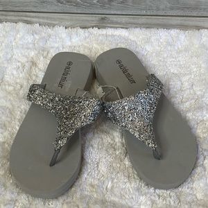 NWT Olivia Miller Women Shoes FlipFlops Silver, 6